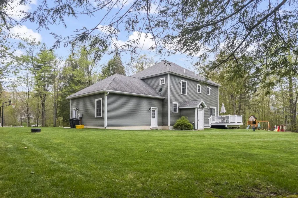 90 Village Place Drive Barrington NH 03825