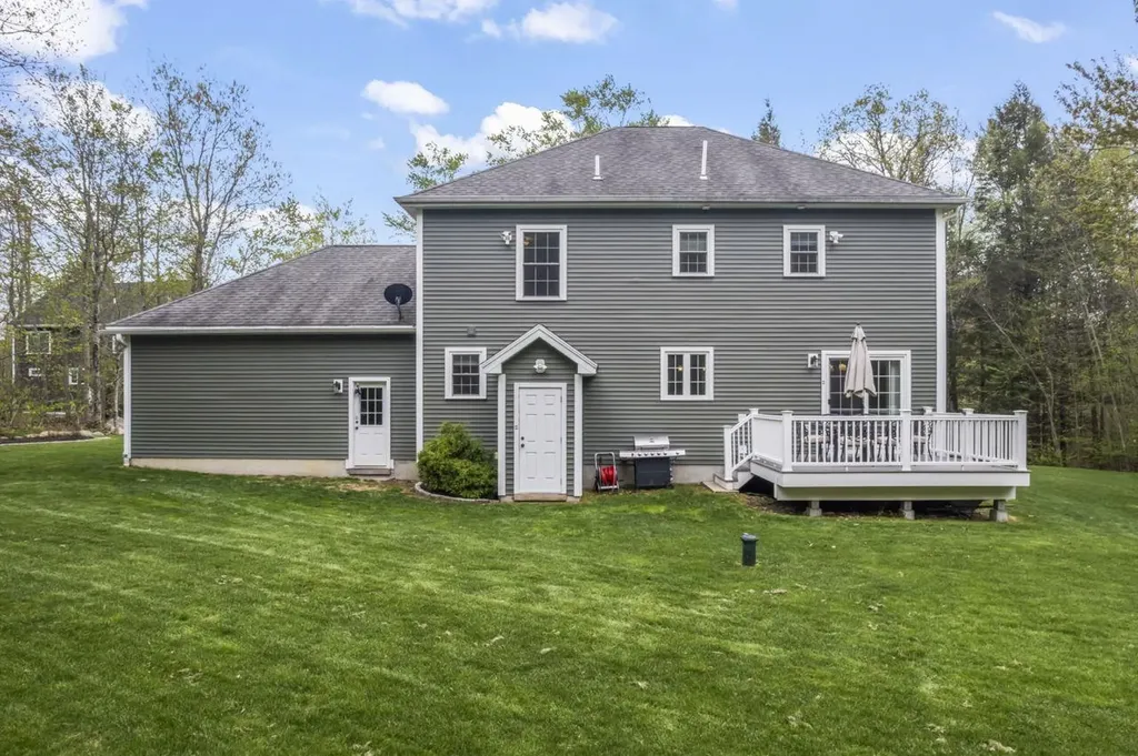 90 Village Place Drive Barrington NH 03825