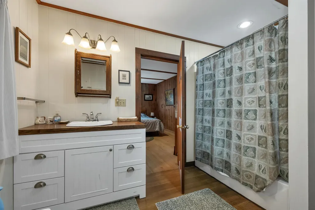 43 Howard Road Holderness NH 03245