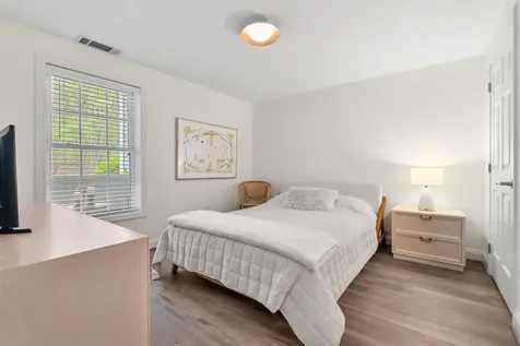 4 Crestview Circle Londonderry NH 03053