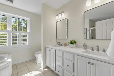 8 Lilac Way Stratham NH 03885