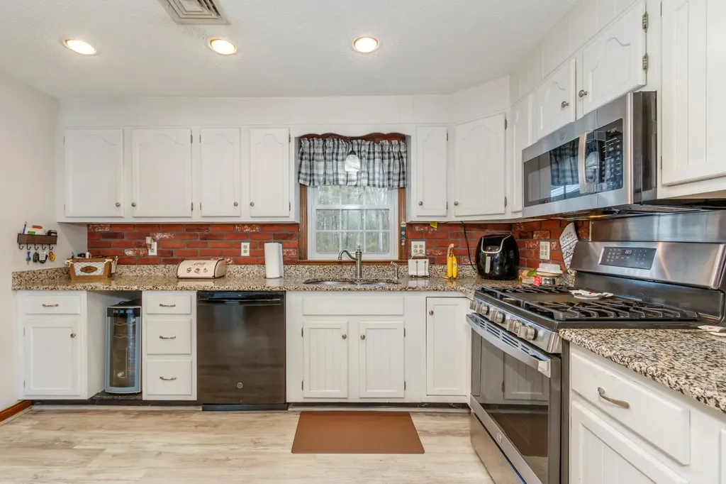 11 Mathew Drive Merrimack NH 03054