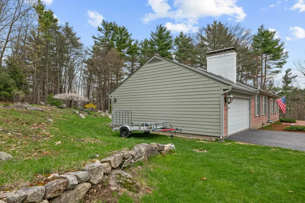 7 Pine Drive Bedford NH 03110