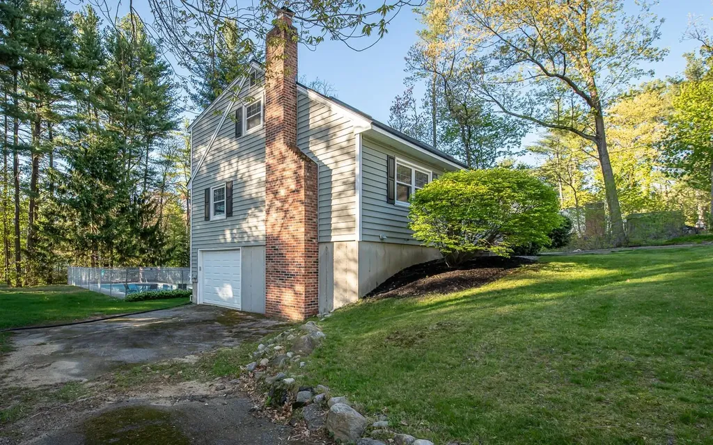20 Alvirne Drive Hudson NH 03051