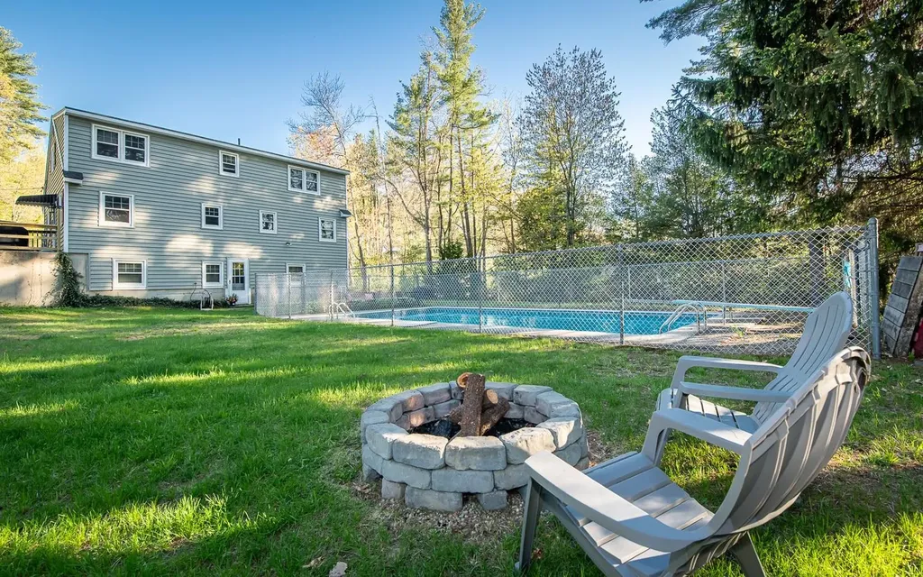 20 Alvirne Drive Hudson NH 03051