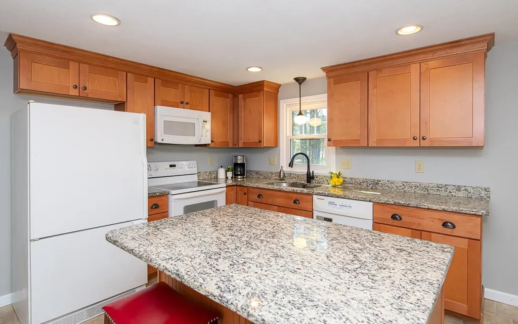 20 Alvirne Drive Hudson NH 03051
