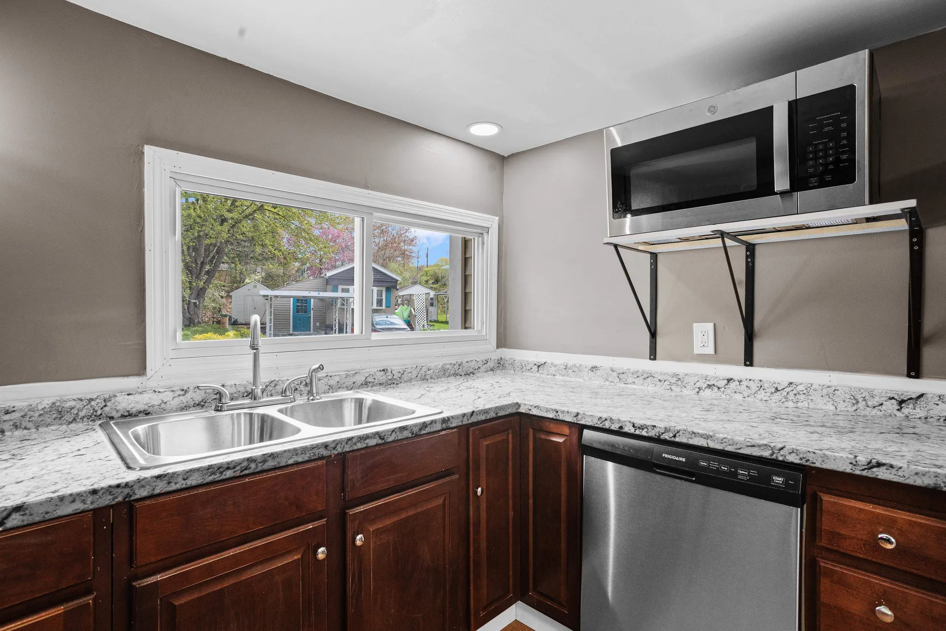 8 Dart Street Hooksett NH 03106