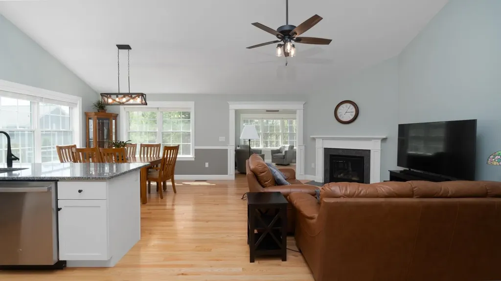 6 Anita Drive Hudson NH 03051