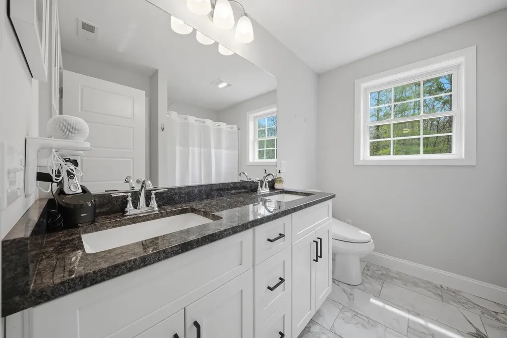 12 Sandybrook Drive Raymond NH 03077