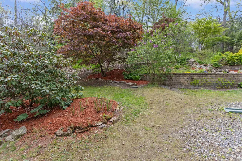 16 Gardner Road Windham NH 03087