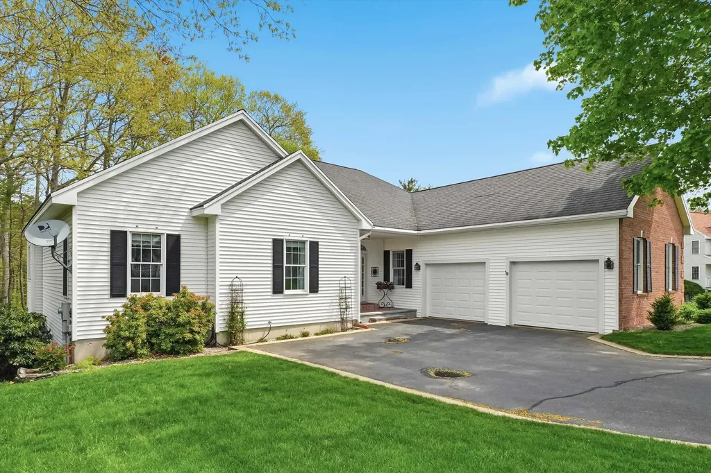 17 Village Drive Atkinson NH 03811-2111