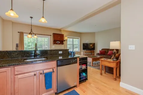 89 Woodview Way Manchester NH 03102