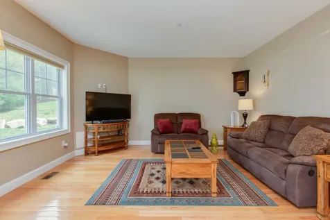 89 Woodview Way Manchester NH 03102