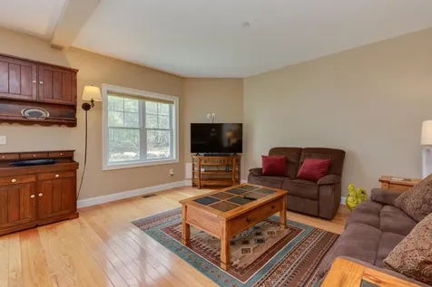89 Woodview Way Manchester NH 03102