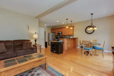 89 Woodview Way Manchester NH 03102