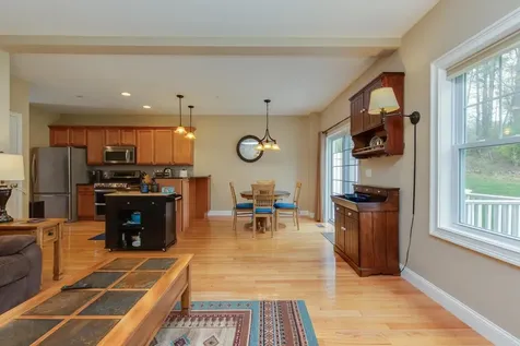 89 Woodview Way Manchester NH 03102