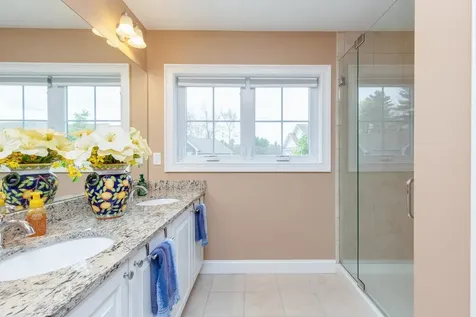 89 Woodview Way Manchester NH 03102