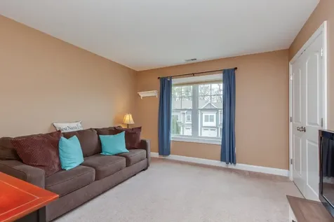 89 Woodview Way Manchester NH 03102
