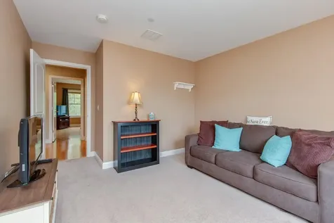 89 Woodview Way Manchester NH 03102