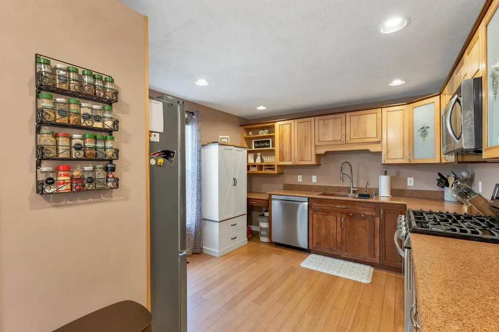 3 Seaver Brook Lane Plaistow NH 03865