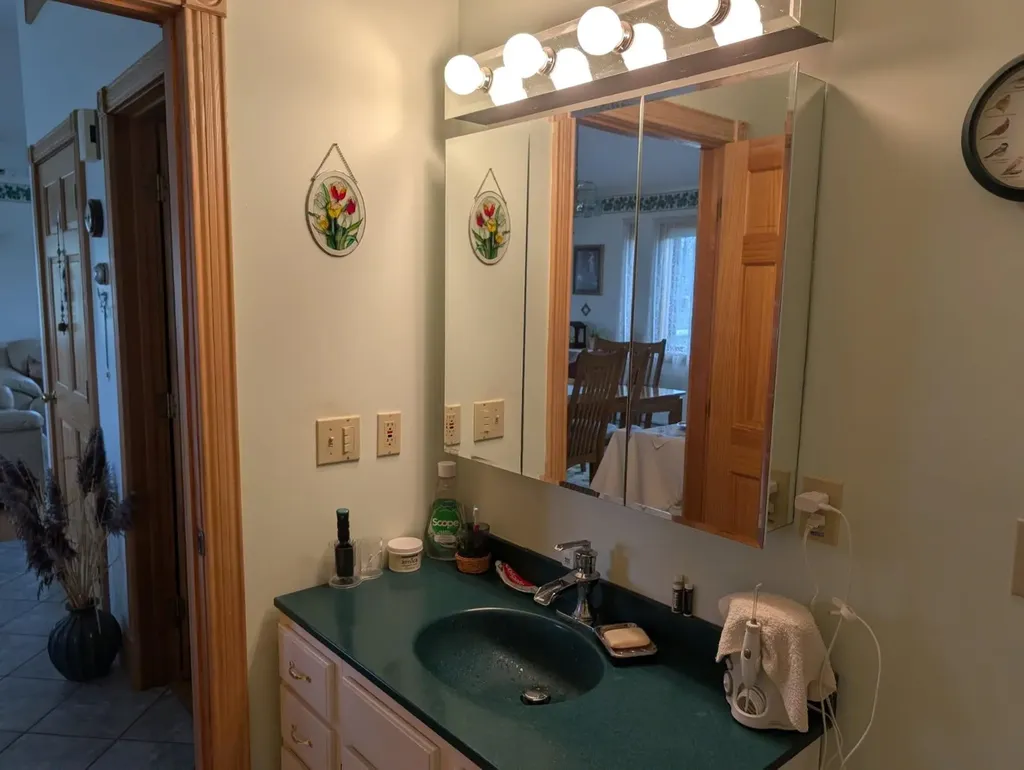 913 N End W Road North Hero VT 05474