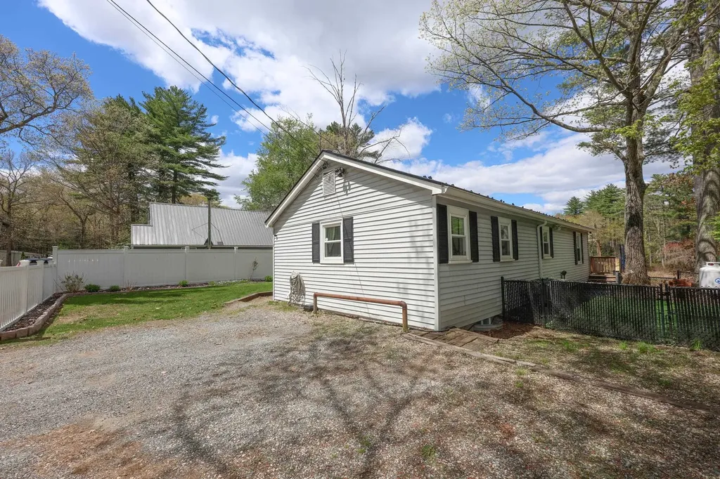 9 Riverside Drive Fremont NH 03044