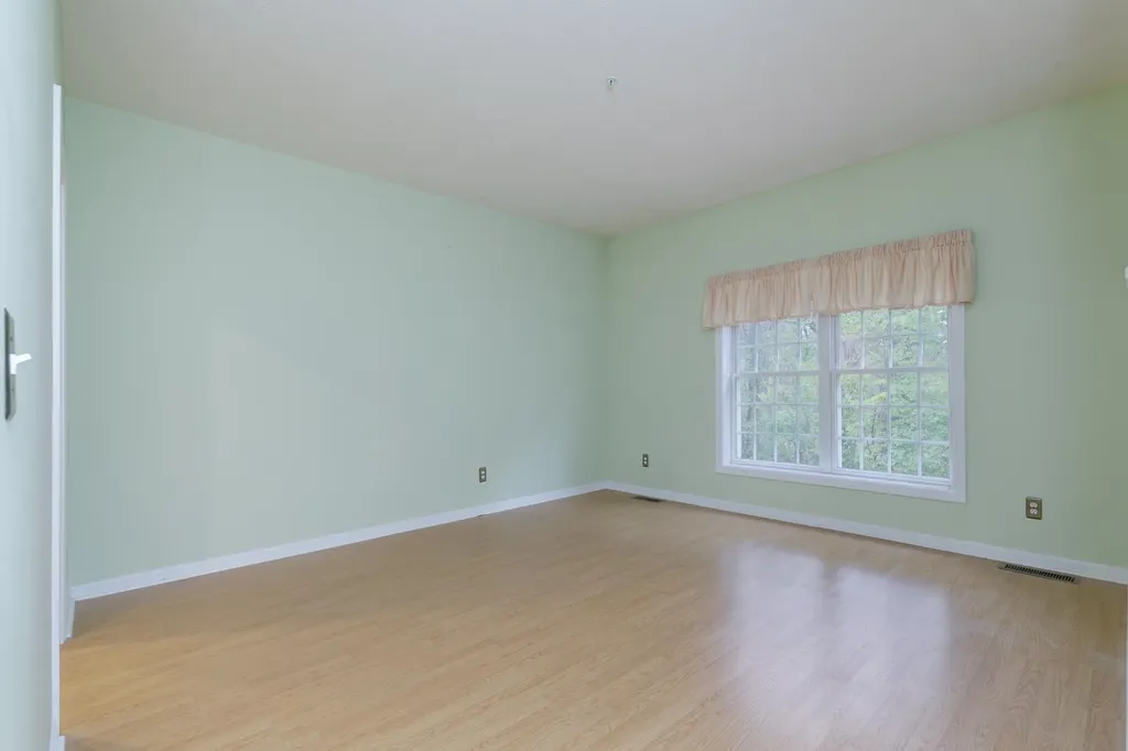 5 Lafond Avenue Hooksett NH 03106