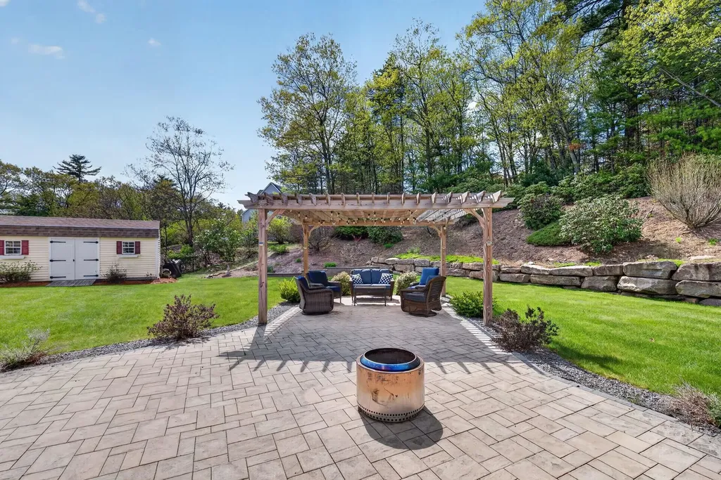 5 Cobblestone Road Pelham NH 03076