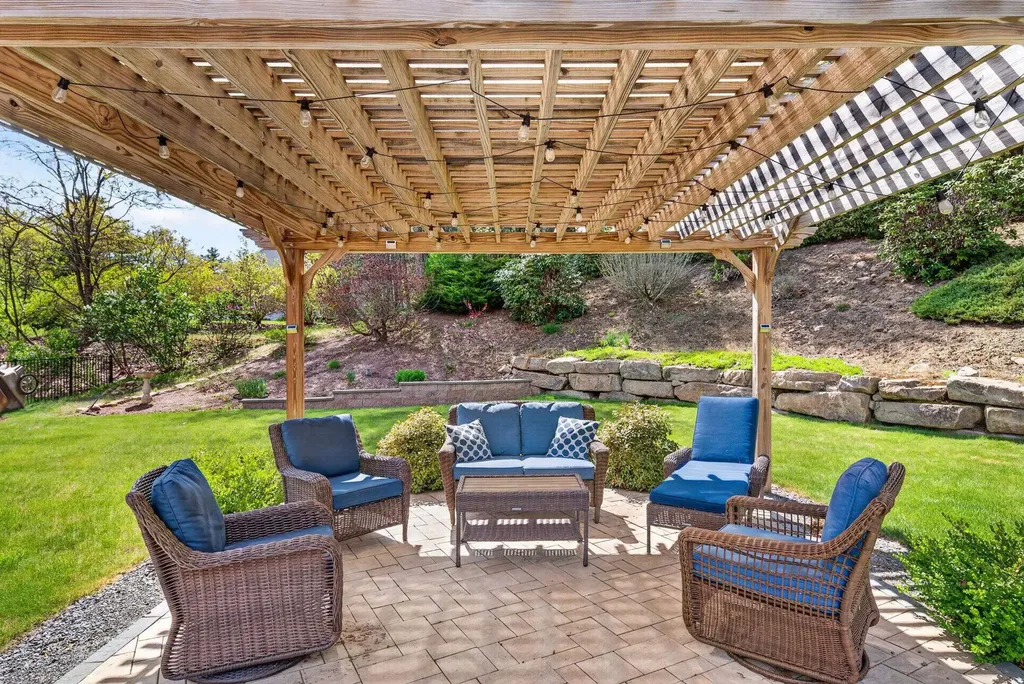 5 Cobblestone Road Pelham NH 03076