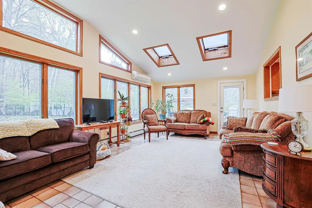 16 Marlowe Road Nashua NH 03062