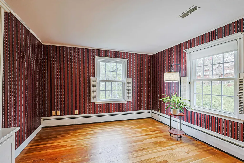 16 Marlowe Road Nashua NH 03062