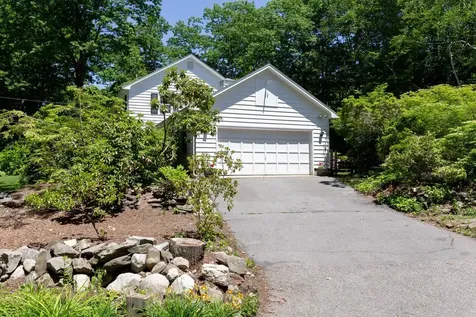 16 Marlowe Road Nashua NH 03062