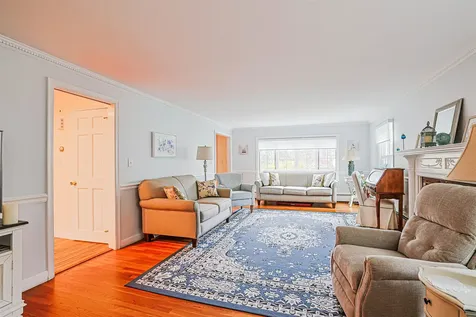 16 Marlowe Road Nashua NH 03062
