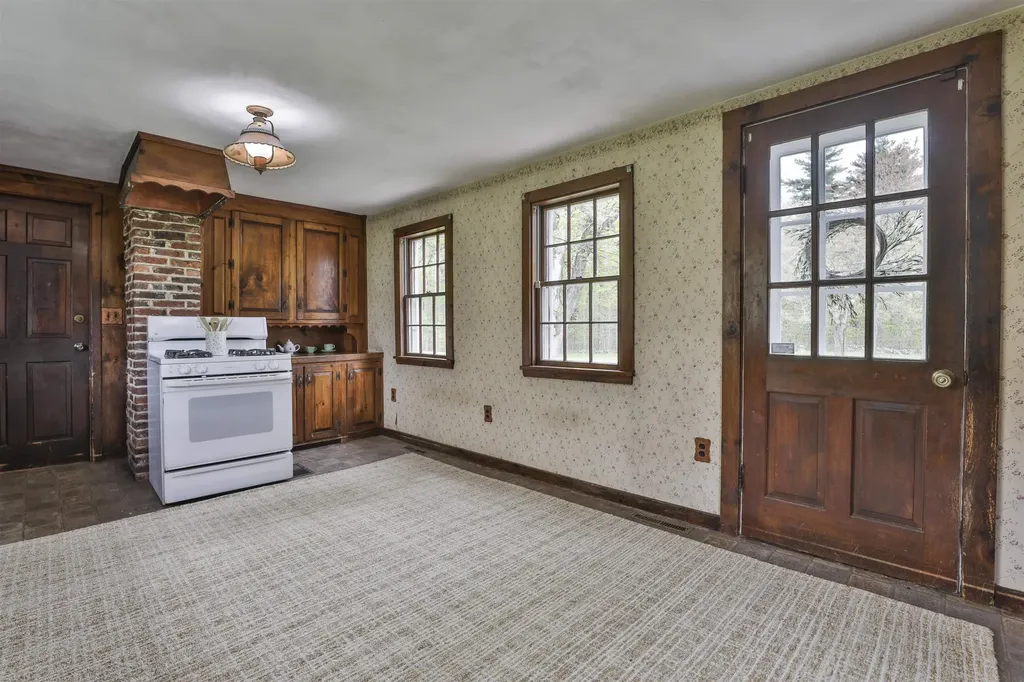 1 Featherbed Lane Derry NH 03038