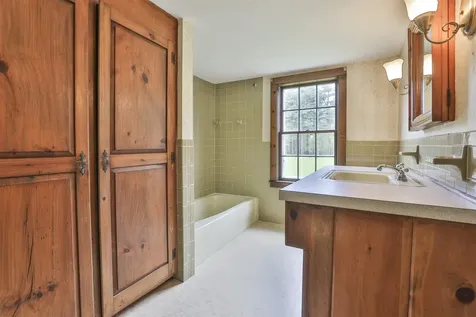 1 Featherbed Lane Derry NH 03038