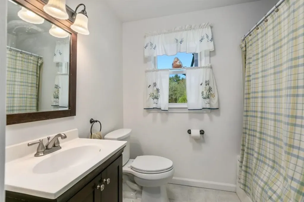 39 Prescott Road Raymond NH 03077