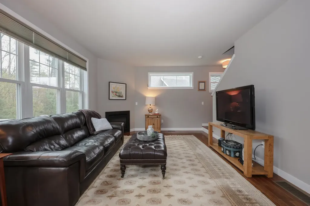 37 Redwood Way Manchester NH 03102
