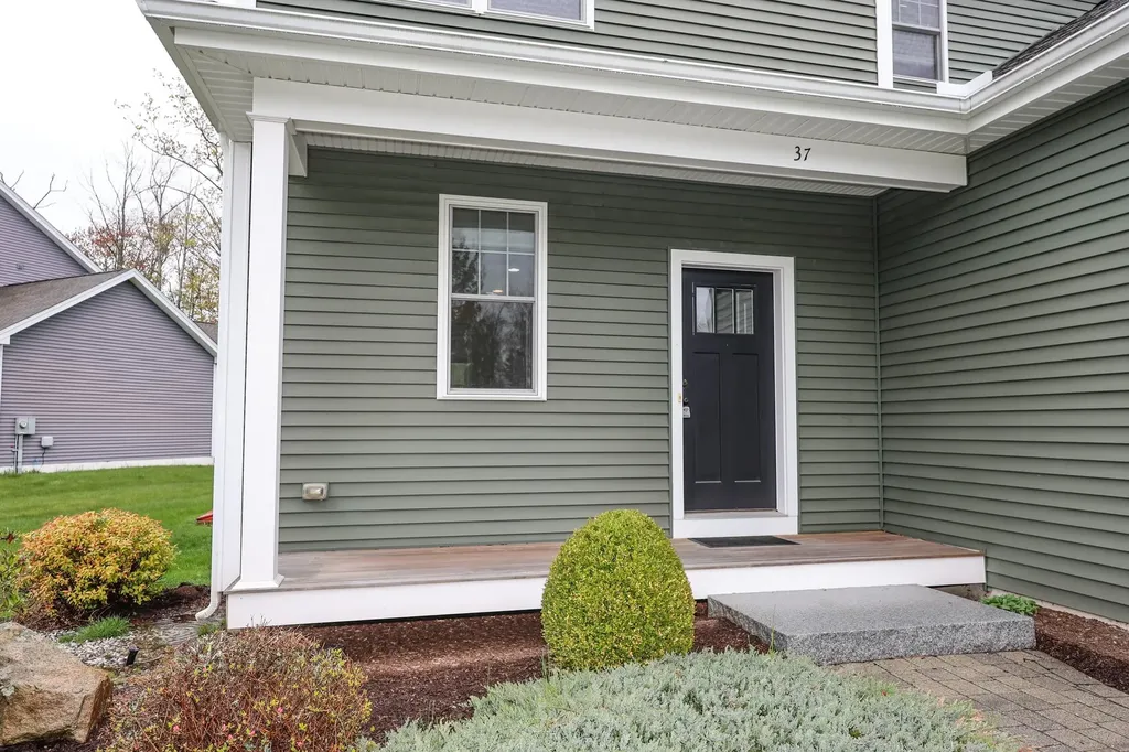 37 Redwood Way Manchester NH 03102