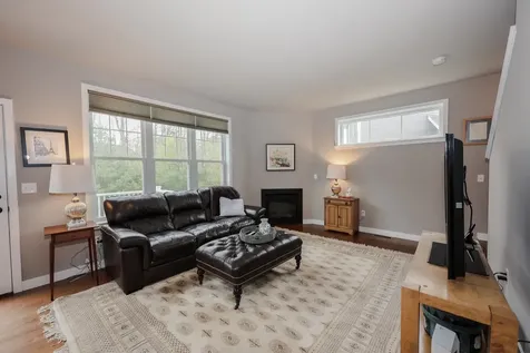 37 Redwood Way Manchester NH 03102
