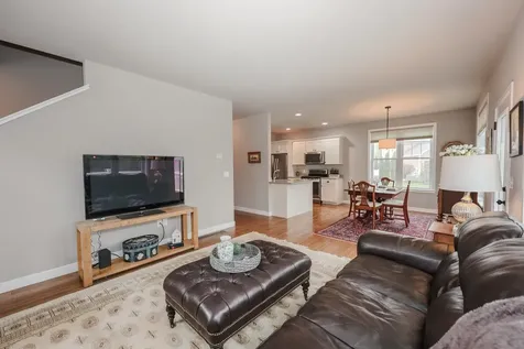 37 Redwood Way Manchester NH 03102
