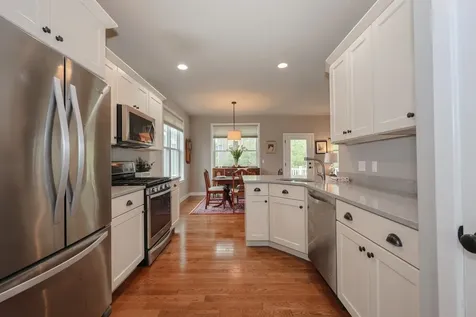 37 Redwood Way Manchester NH 03102