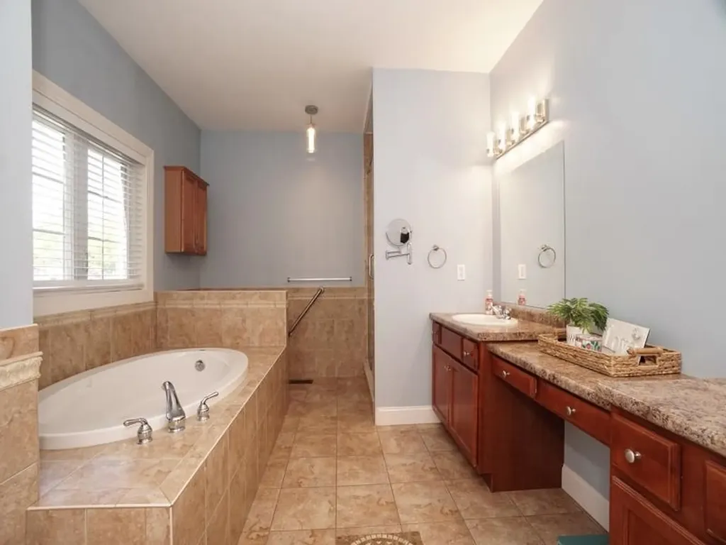 15 Goldfinch Drive Pelham NH 03076