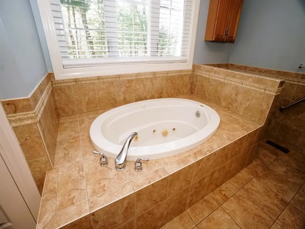 15 Goldfinch Drive Pelham NH 03076