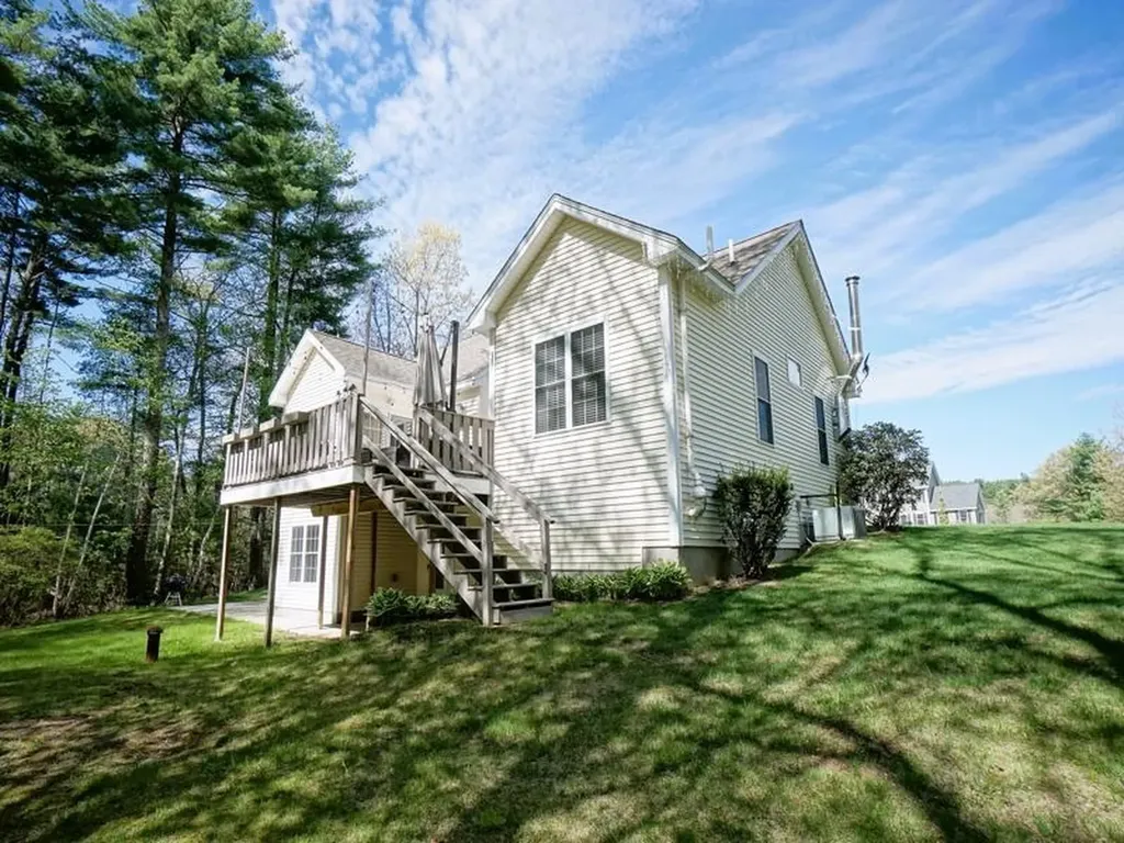 15 Goldfinch Drive Pelham NH 03076