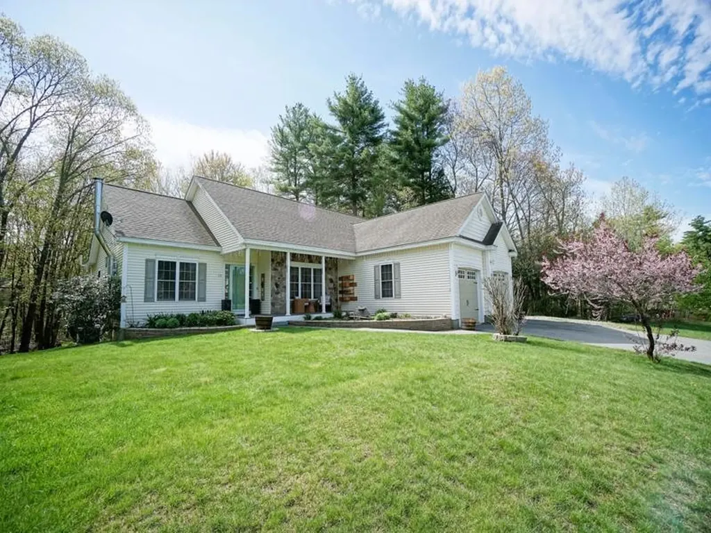 15 Goldfinch Drive Pelham NH 03076