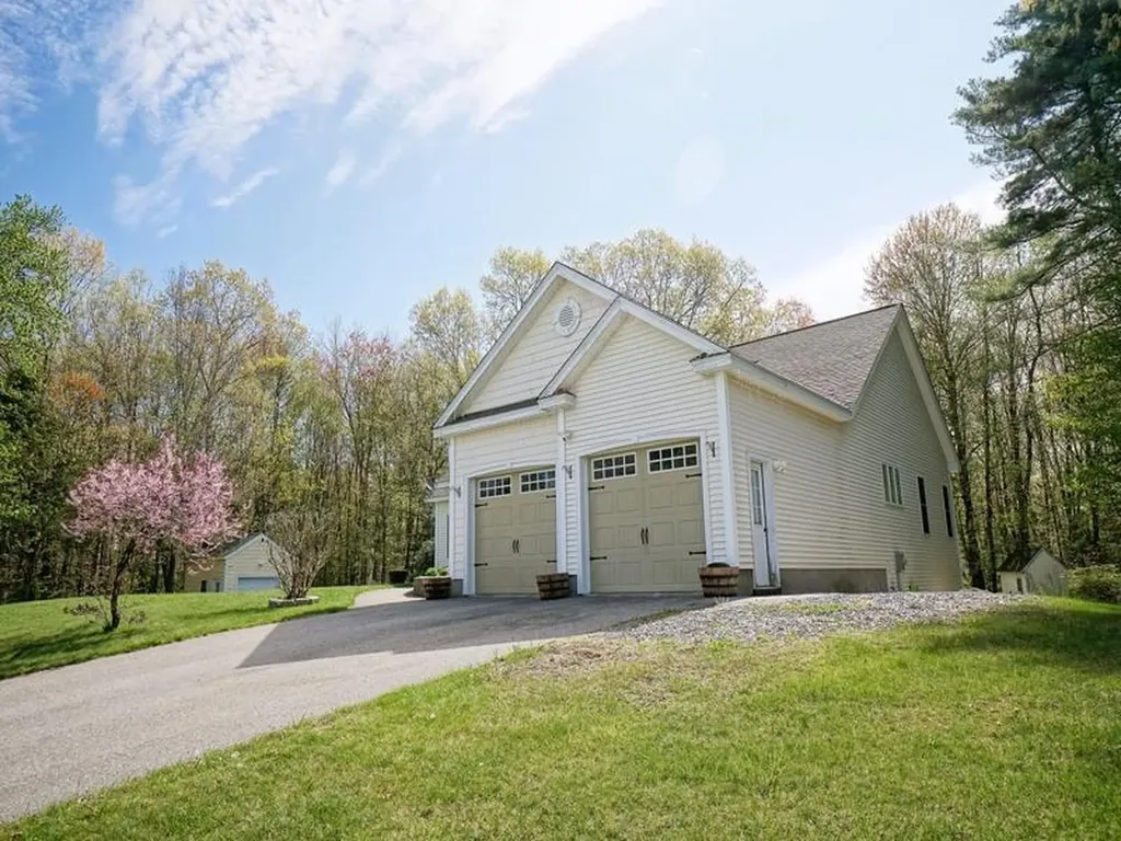 15 Goldfinch Drive Pelham NH 03076