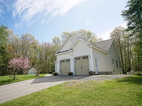 15 Goldfinch Drive Pelham NH 03076