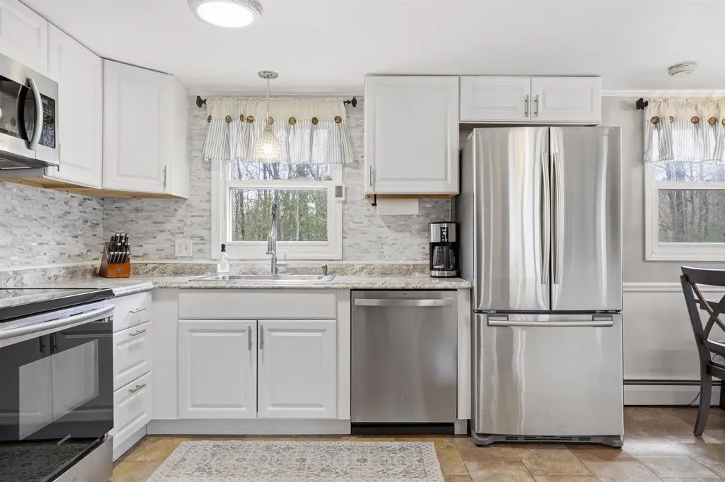 9 Tuttle Road Bedford NH 03110