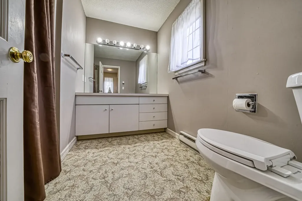 19 Hilltop Place New London NH 03257