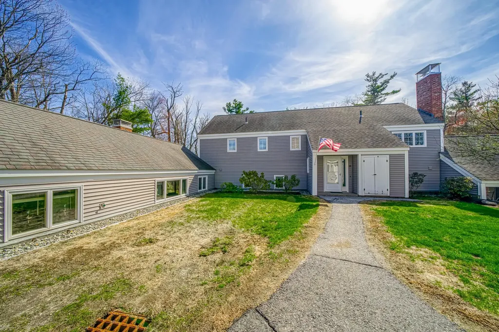 19 Hilltop Place New London NH 03257